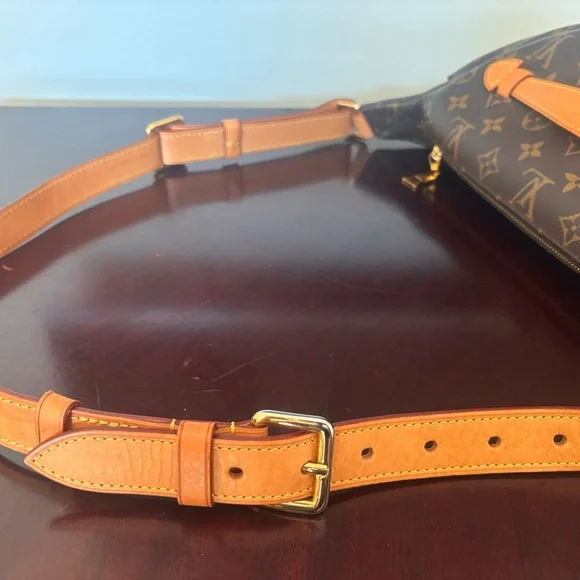 Louis Vuitton Brown and Tan Monogram Crossbody - Picture 7 of 10
